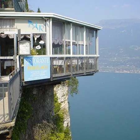 House Peter Gardasee Сasa de vacaciones Tignale